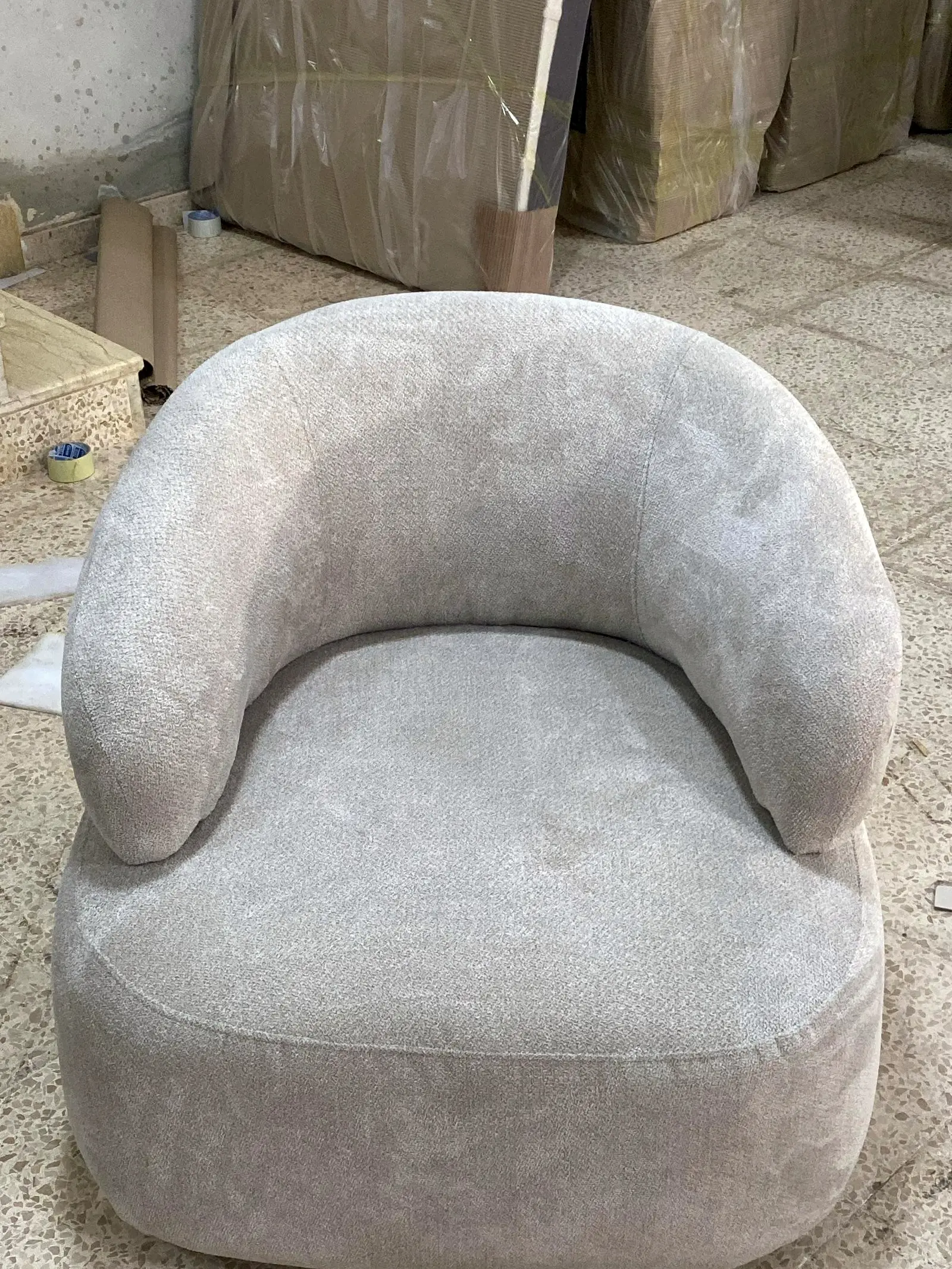 כורסה בקו מעוגל רך בגוון קרם