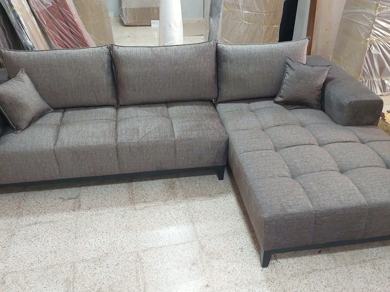 ספה פינתית בגוון אפור גרפיט עם שזלונג מכופתר