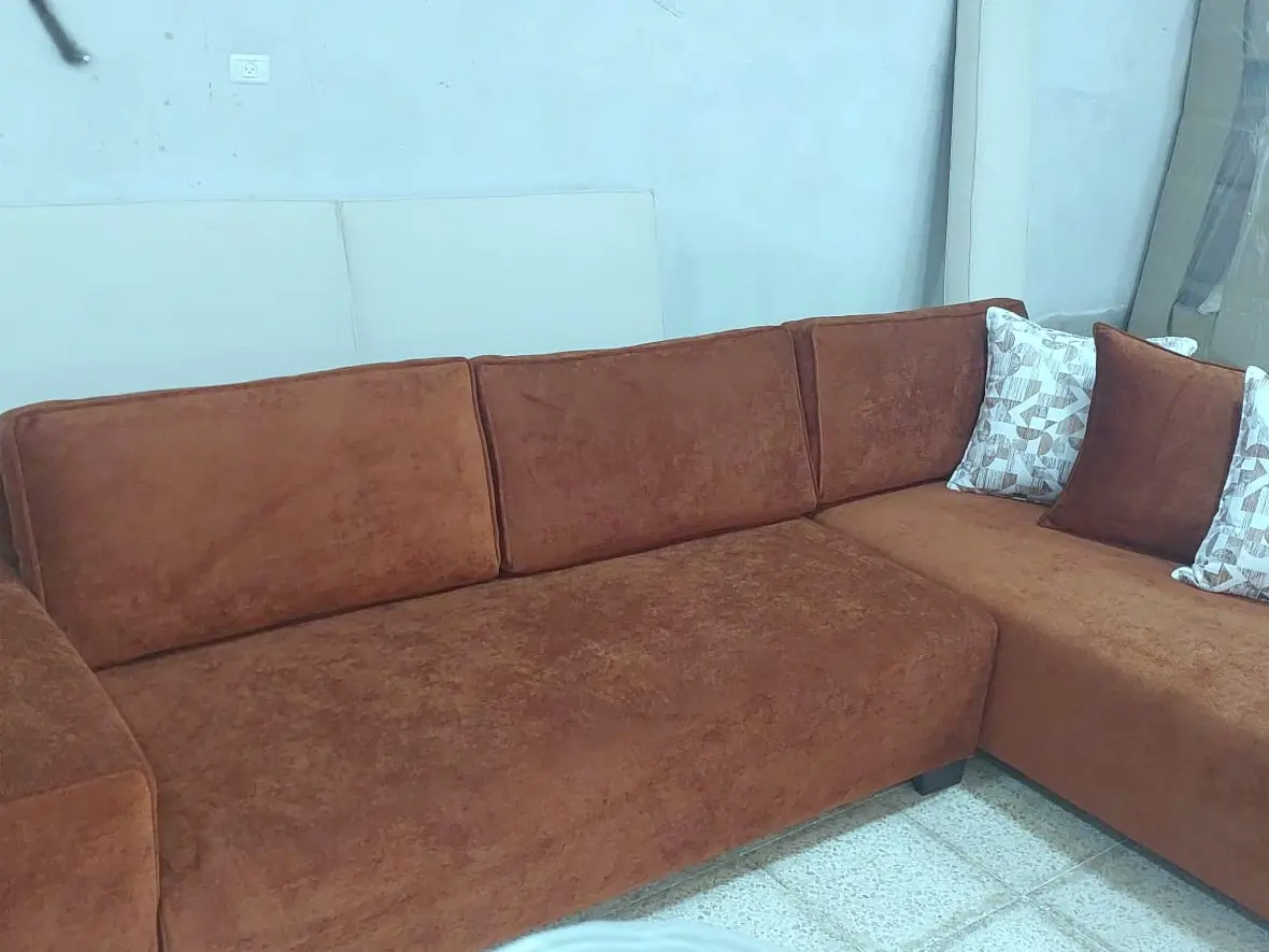 ספה פינתית בגוון חמרה כתום עם כריות נוי