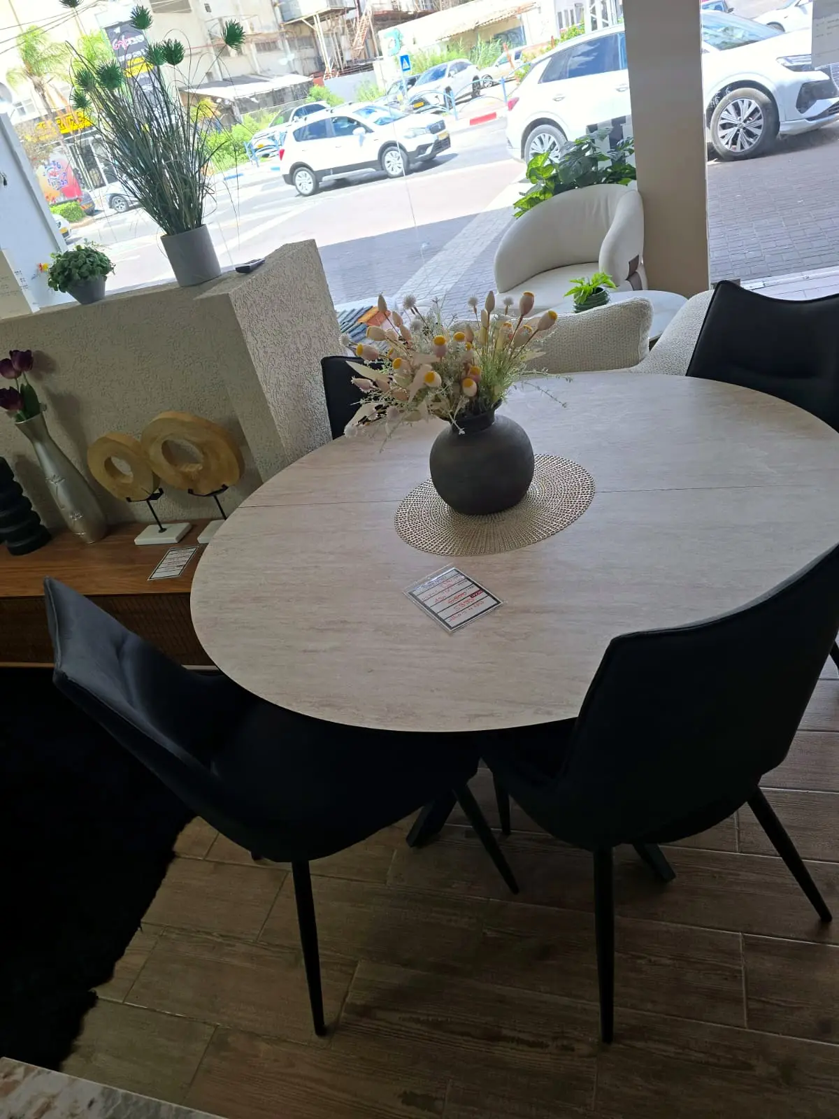 שולחן אוכל עגול בגימור אבן בהיר עם ארבעה כיסאות מרופדים