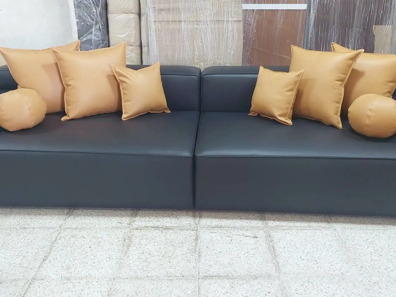 ספה נמוכה בגוון אפור פחם עם כריות נוי בגוון חרדל