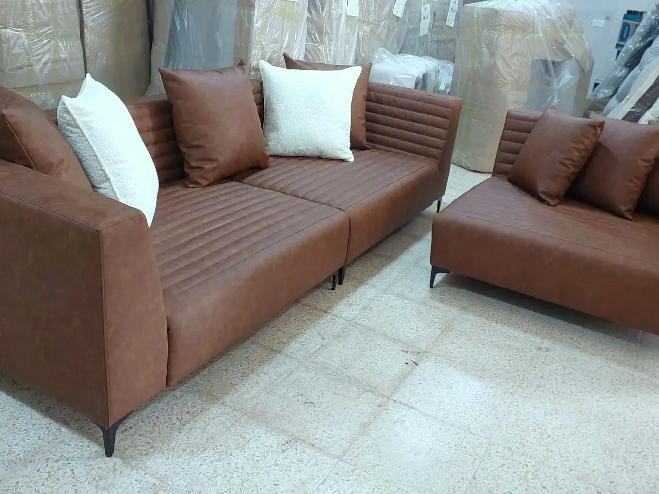 מערכת ישיבה בגוון טרקוטה עם כריות נוי לבנות