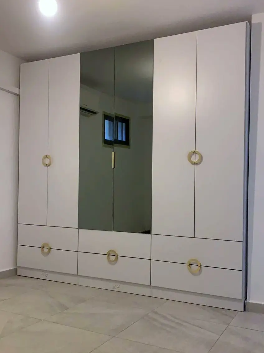 ארון קיר לבן עם דלת מראה במרכז, מגירות וידיות טבעת בגוון זהב